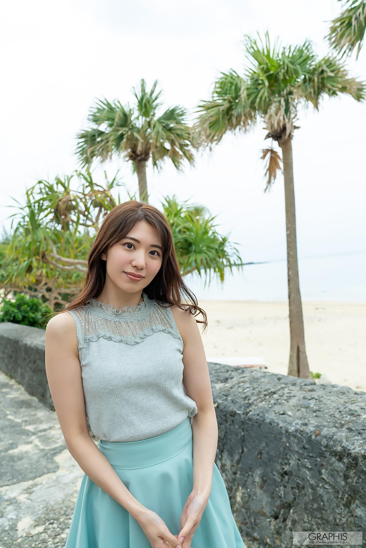 室内窗帘旁山岸逢花身穿深褐色吊带连衣长裙低头沉思诱惑